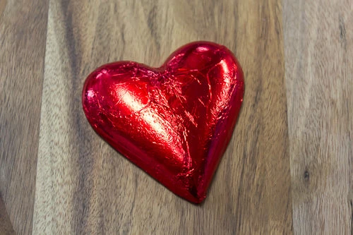 Hearts - Milk Chocolate Hearts In Red Foil 30g Tub 2 Hearts - Milk Chocolate Hearts In Red Foil 30g Tub - Image 2