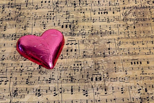 Hearts - Milk Chocolate 30g Hearts In Pink Foil Tub Of 30 1 Hearts - Milk Chocolate 30g Hearts In Pink Foil Tub Of 30