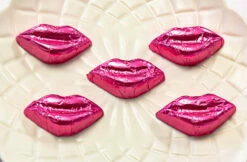 Kisses - Milk Chocolate Lips In Pink Foil 300g -Snack Sales 2024 Lips 20Foil 20Pink 204